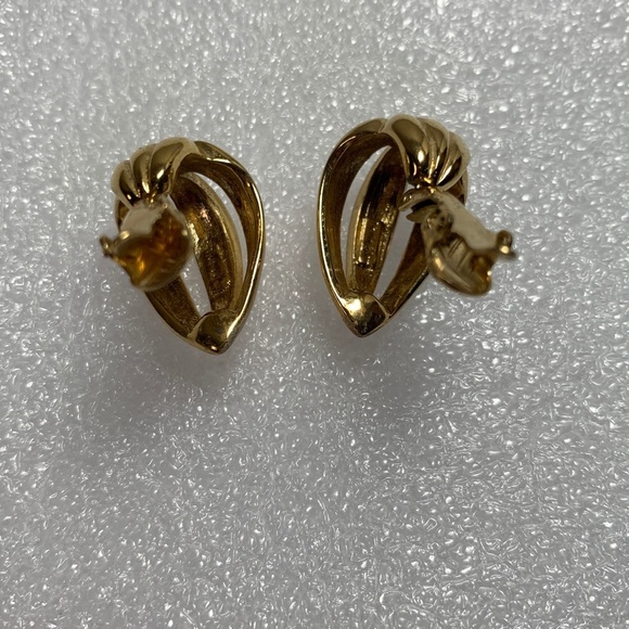 Vintage 1950's Tifari Earrings Cream Gold Tone Petal Drop Clip On 1 inch Jewelry - Picture 7 of 12